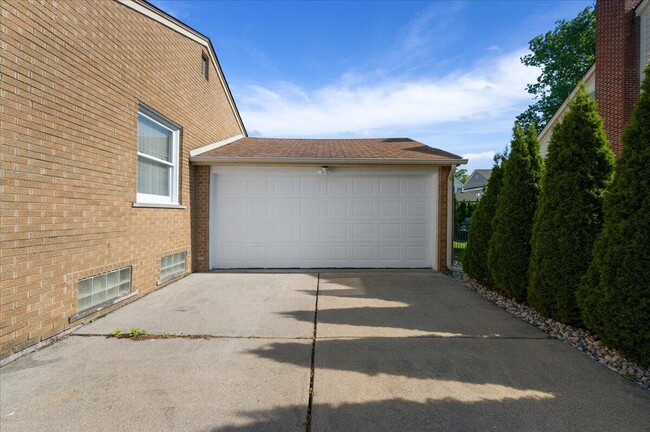 Building Photo - 2739 Yorkshire Rd
