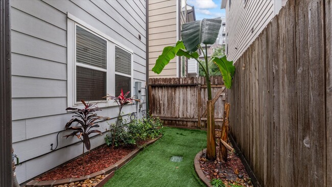 Building Photo - 922 W 20th St