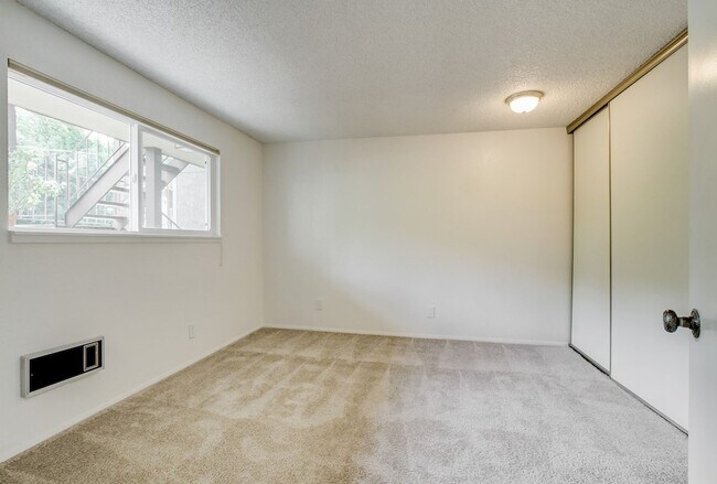 Building Photo - Queen Anne View Condo!!! Open House Saturday June 13th 4:00-5:00