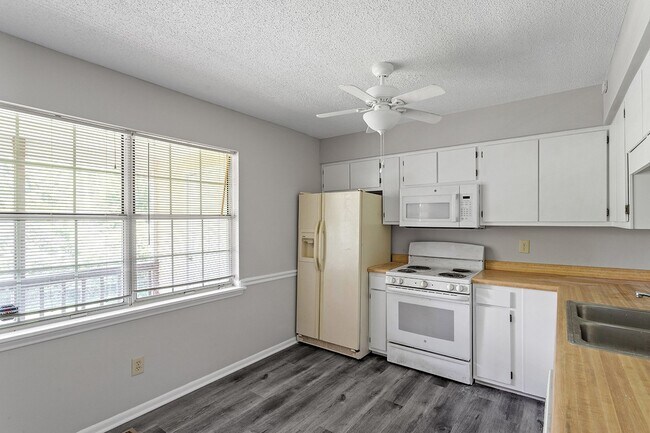 Building Photo - 7 Jadewood Ct