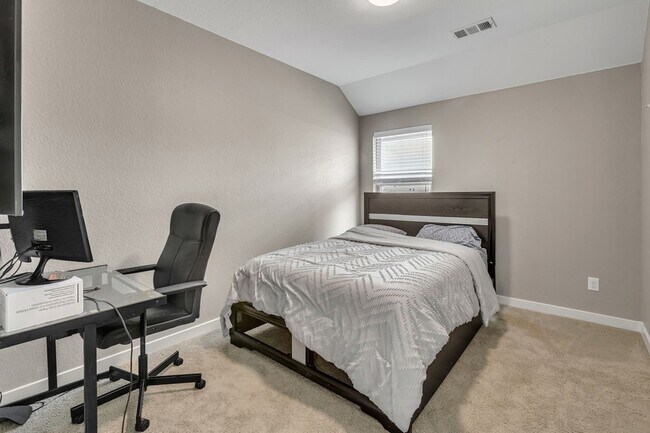 Building Photo - 4011 Logan Dr