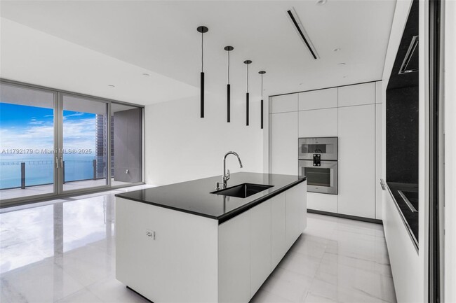 Building Photo - 300 Biscayne Blvd Way