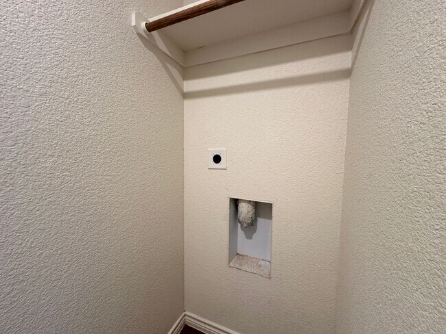 Building Photo - 901 Lasso Dr