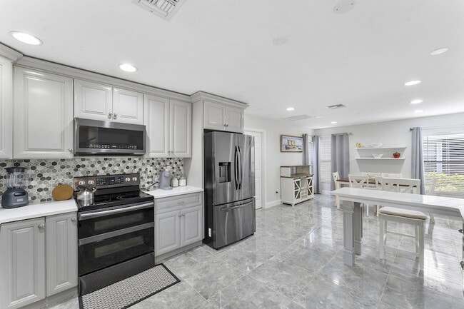 Building Photo - 8103 Covington Ct