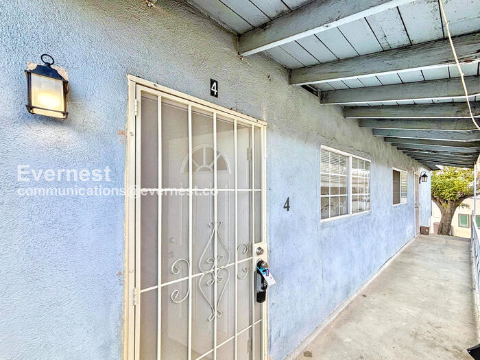 Building Photo - 1434 Plaza del Amo