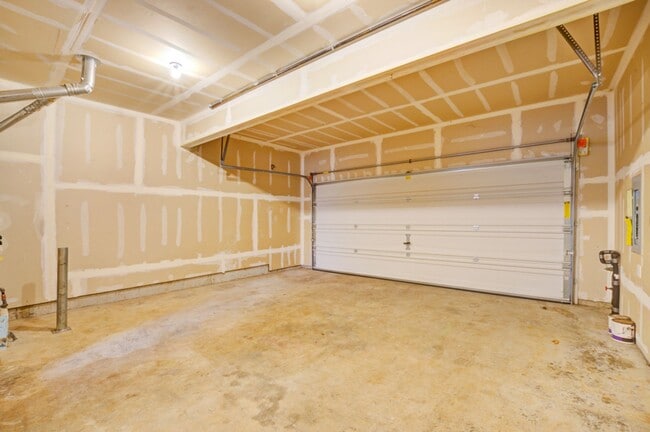 Building Photo - Holiday Move-In Special — Enjoy Half Off Your First Month’s Rent! Lovely 3 Bedroom Home in Coupev...