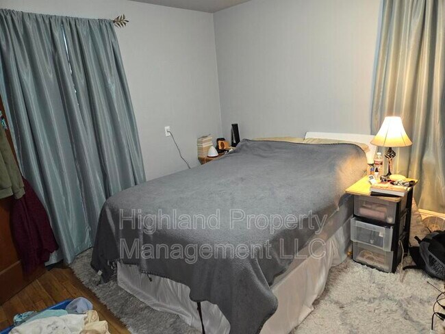 Building Photo - 1160 NE Lake St