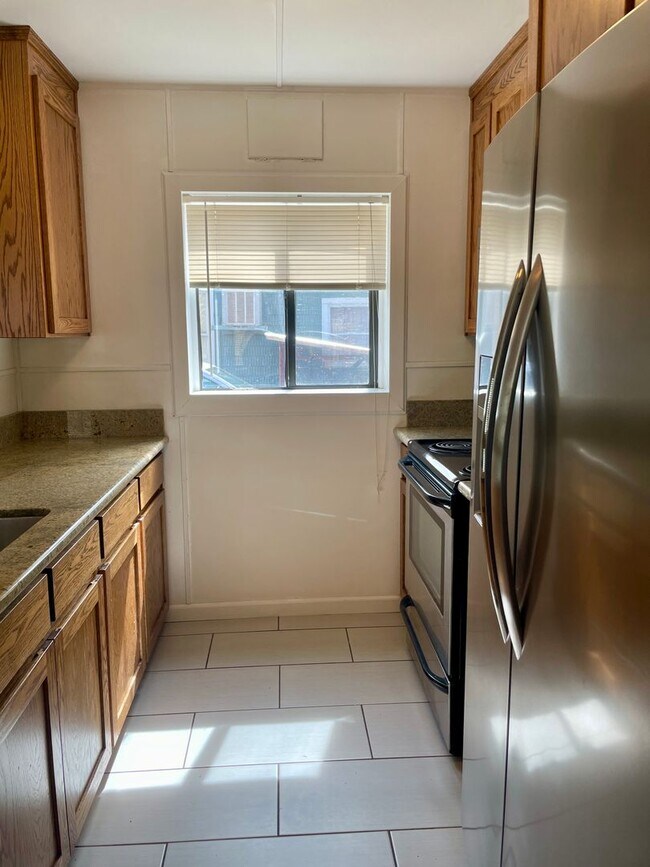 Building Photo - Charming 1 Bedroom