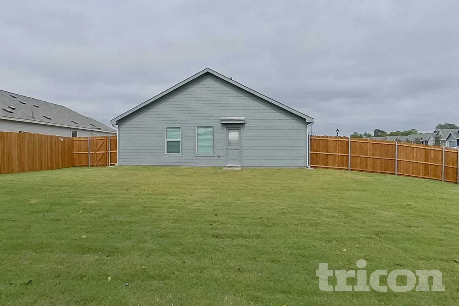 Building Photo - 1601 Parlier St