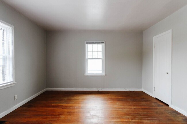 Building Photo - PRELEASING for AUGUST! Close to Campus: In...