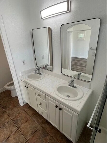 Building Photo - 5444 W Sunnyside Ct