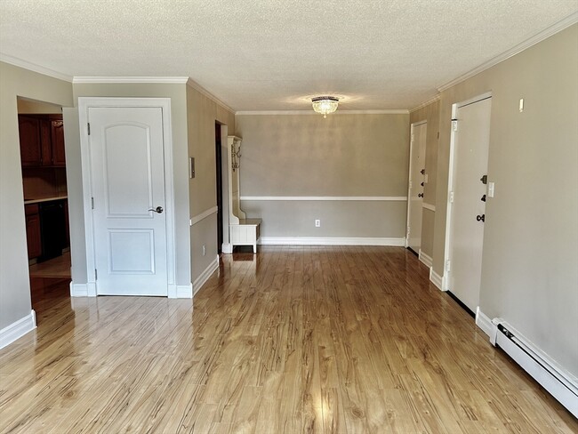 Building Photo - B2 Colonial Dr