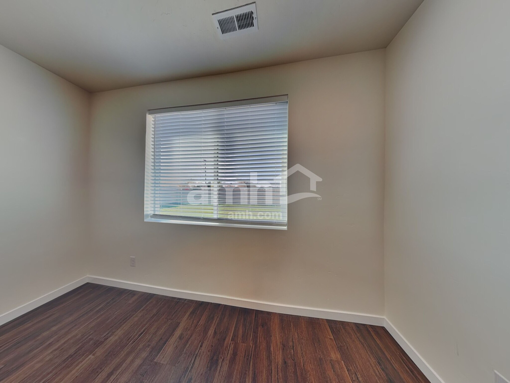 Building Photo - 1487 N Barkvine Ave