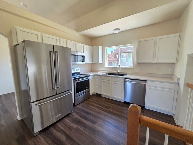 Building Photo - Gorgeous 4 Bed 3 bath Home In Wagon Trails!!