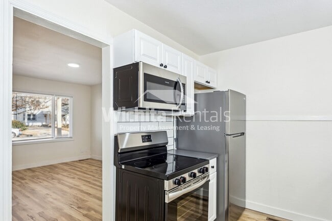 Building Photo - 3 bedroom 1 bath home - North Riverside