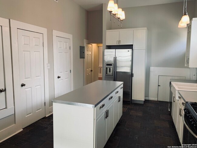 Building Photo - 429 W Mistletoe Ave