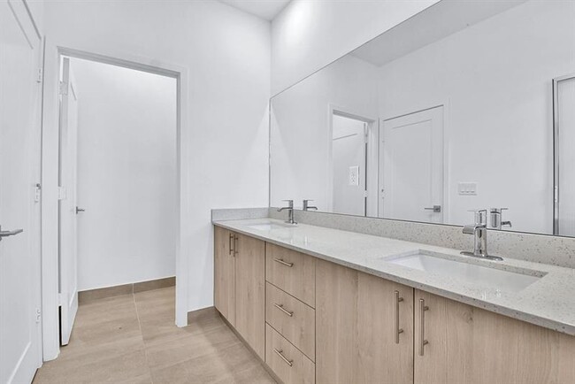 Building Photo - 702 Stellar Ct