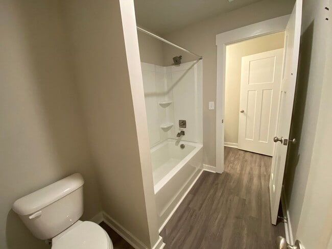 Building Photo - 5 bedrooms 3 bathroom Smart Home