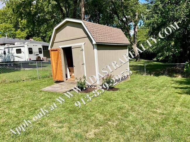 Building Photo - Beautiful Ranch Home in Shawnee-Available ...