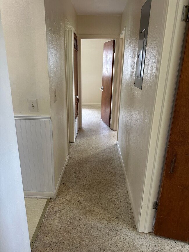 Building Photo - Convenient Leesburg Living – Walk to Leesburg High School!