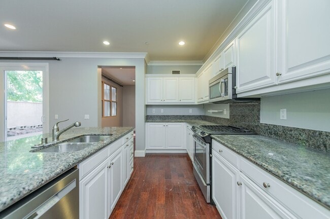 Building Photo - 3BD/2.5BA/2Garage Two Story upgraded End Unit Condo Woodbury Irvine $4800