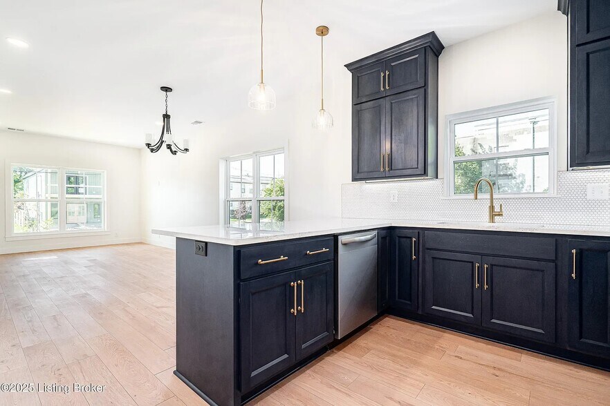 Building Photo - 935 E Madison St