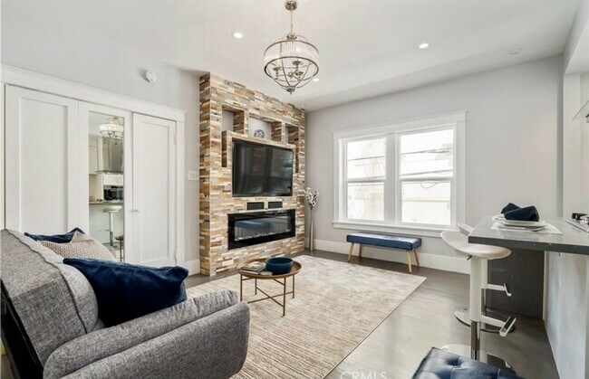 Building Photo - Charming Studio with Vintage Appeal