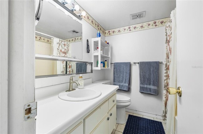 Building Photo - 2525 W Bay Dr