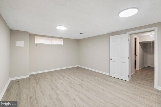 Building Photo - 883 Bellevue St SE