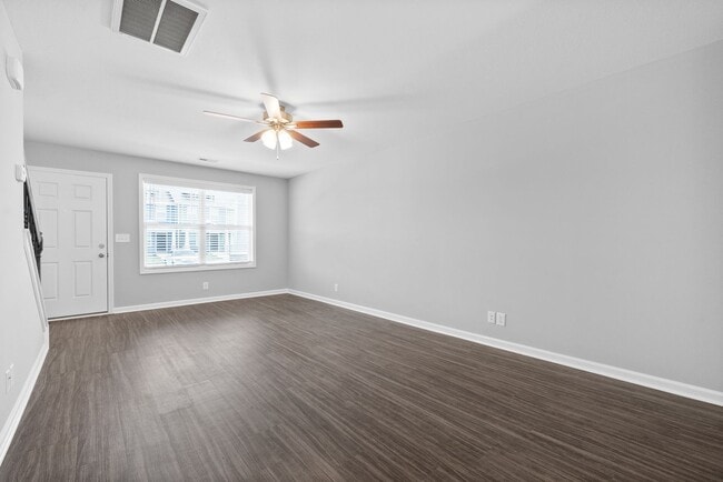 Building Photo - 2 Bedroom Condo For Rent Near Madison Street!