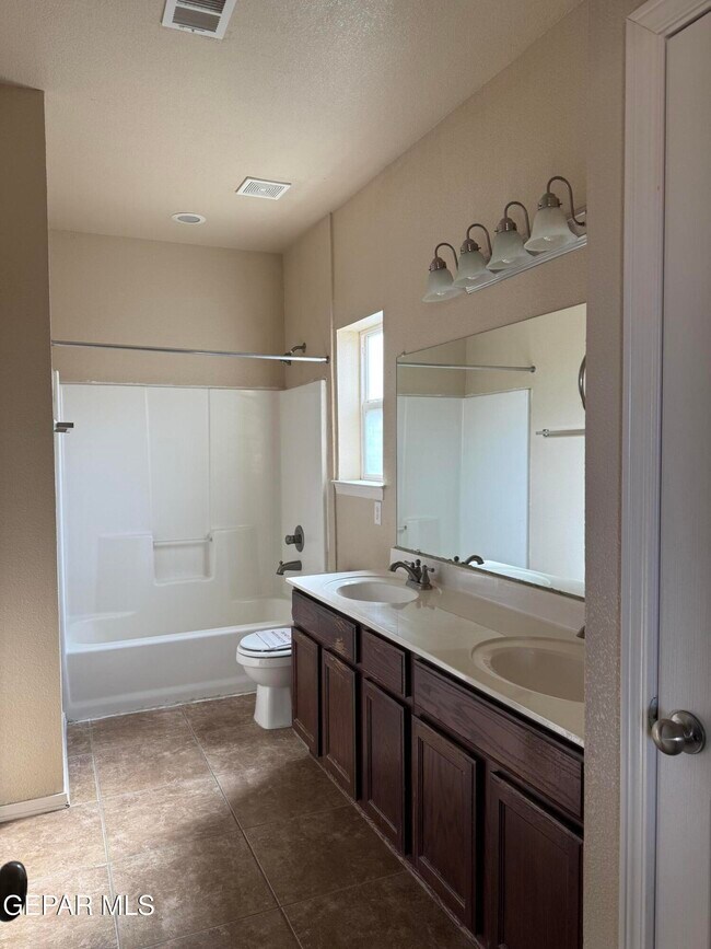 Building Photo - 10429 Silvercloud Dr