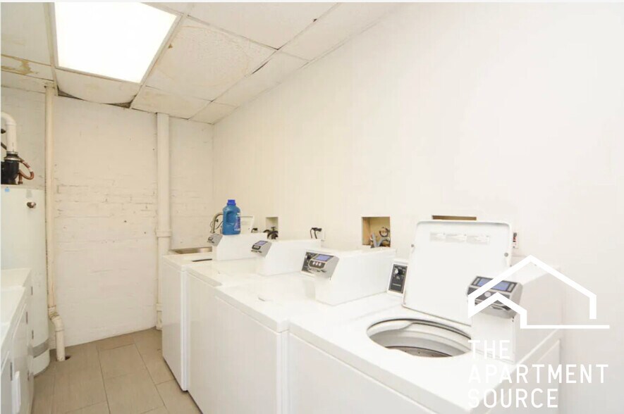 Building Photo - 923 W Dickens Ave