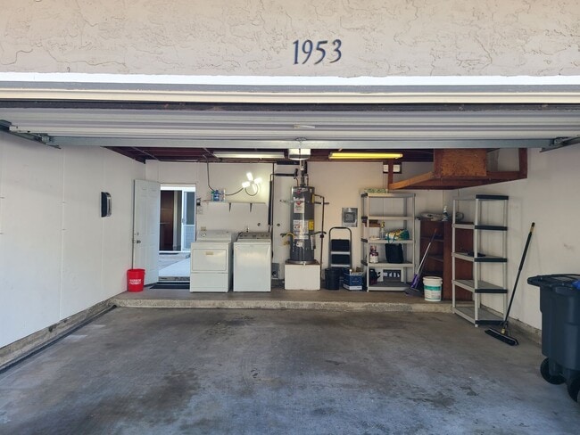 Building Photo - Spacious Two story 3 bed 2.5 baths + 2 car garage in great school district.