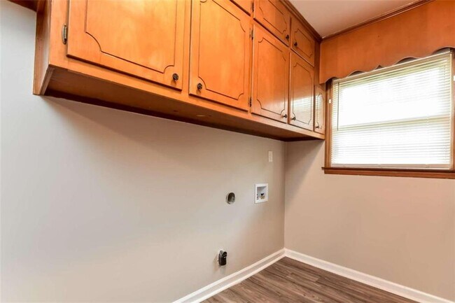 Building Photo - 2618 Treadway Dr