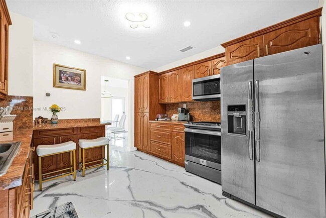 Building Photo - 6840 SW 26th Ct