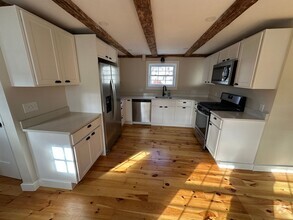 Building Photo - Cute 4 Bedroom Urban South Portland Farmhouse