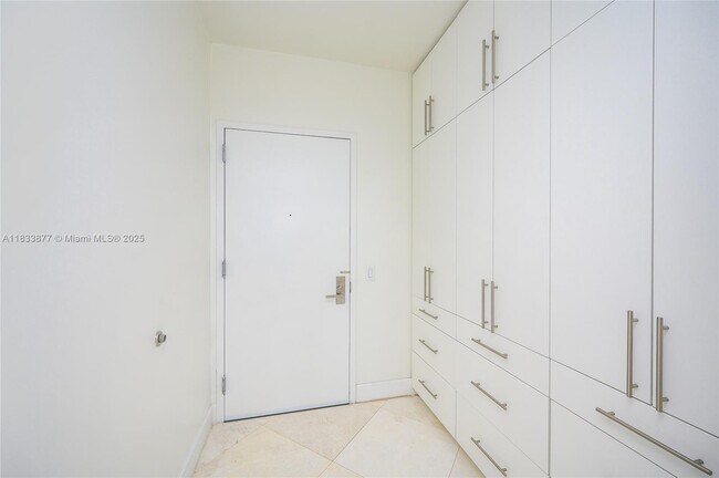 Building Photo - 1300 Brickell Bay Dr