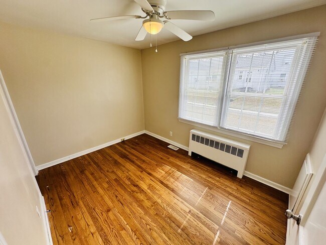 Building Photo - 1700 Roslyn Dr