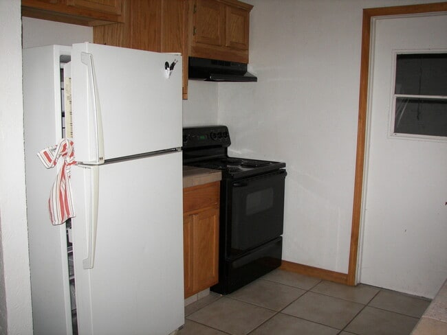 Building Photo - Adorable! You'll Love All the Oak!