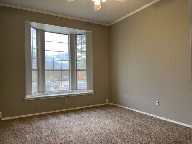 Building Photo - 815-819 Valleybrooke Drive