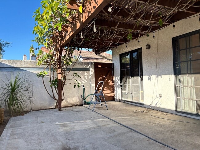 Building Photo - Spacious 3 bedrooms 3 full baths home in C...