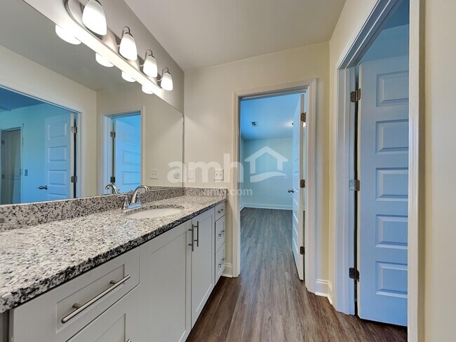 Building Photo - 5516 Central Grove Sq