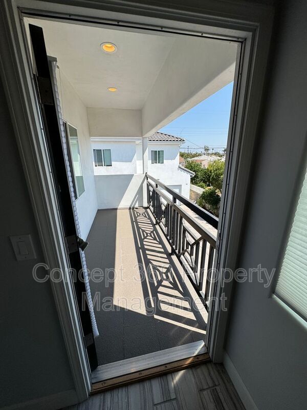 Building Photo - 1143 W 163rd St
