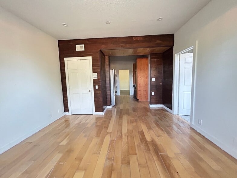 Building Photo - 10210 Newville Ave