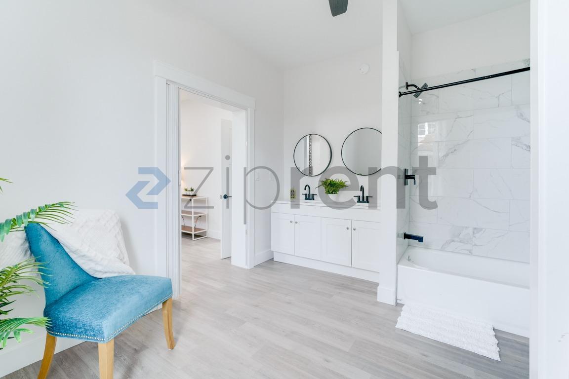 Building Photo - 907 S Ainsworth Ave