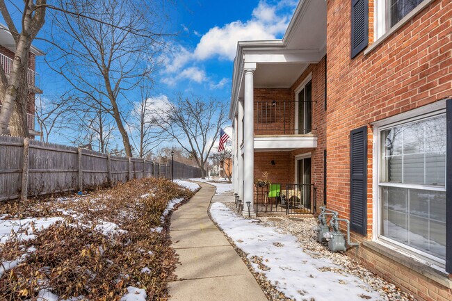 Building Photo - 520 Shorely Dr