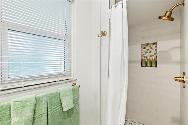 Building Photo - 2641 Hyde Park St