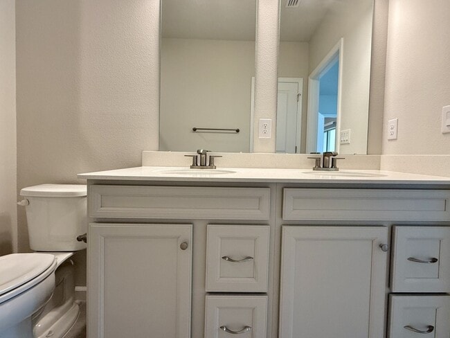 Building Photo - 499 Voltaire Dr