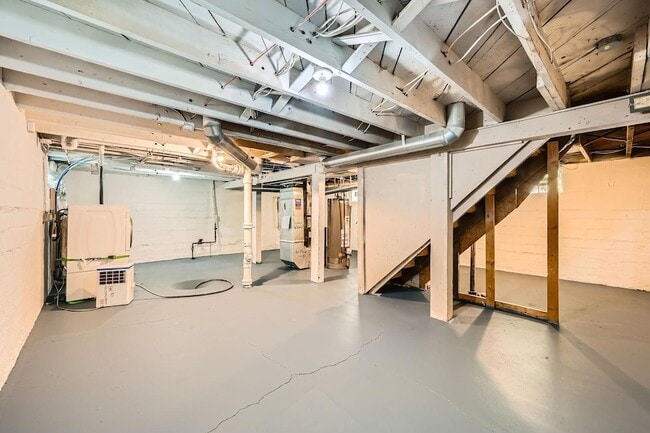 Building Photo - 1083 Western Ave N