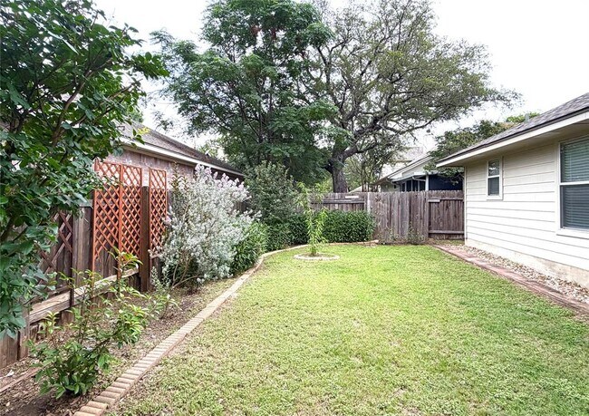 Building Photo - 2325 Clover Ridge Dr